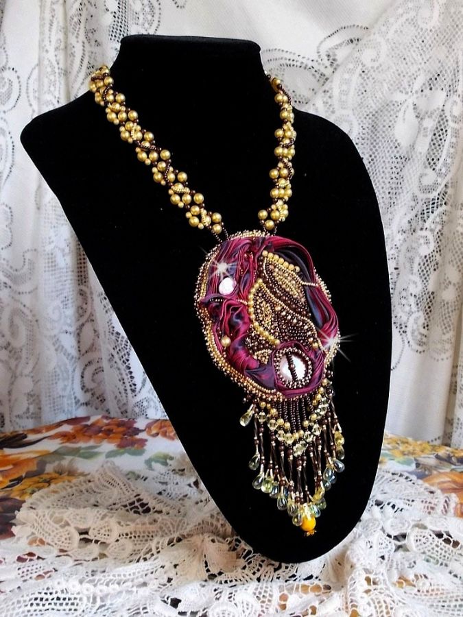 Collier Laetitia Forever brodée avec un ruban de soie Bordeaux/Marron et Purple, un disque en nacre, des perles rondes nacrées, des gouttes et des rocailles