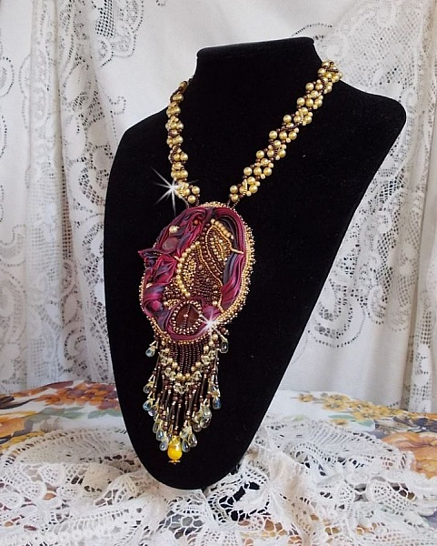 Collier Laetitia Forever brod&eacute;e avec un ruban de soie Bordeaux/Marron et Purple, un disque en nacre, des perles rondes nacr&eacute;es, des gouttes et des rocailles