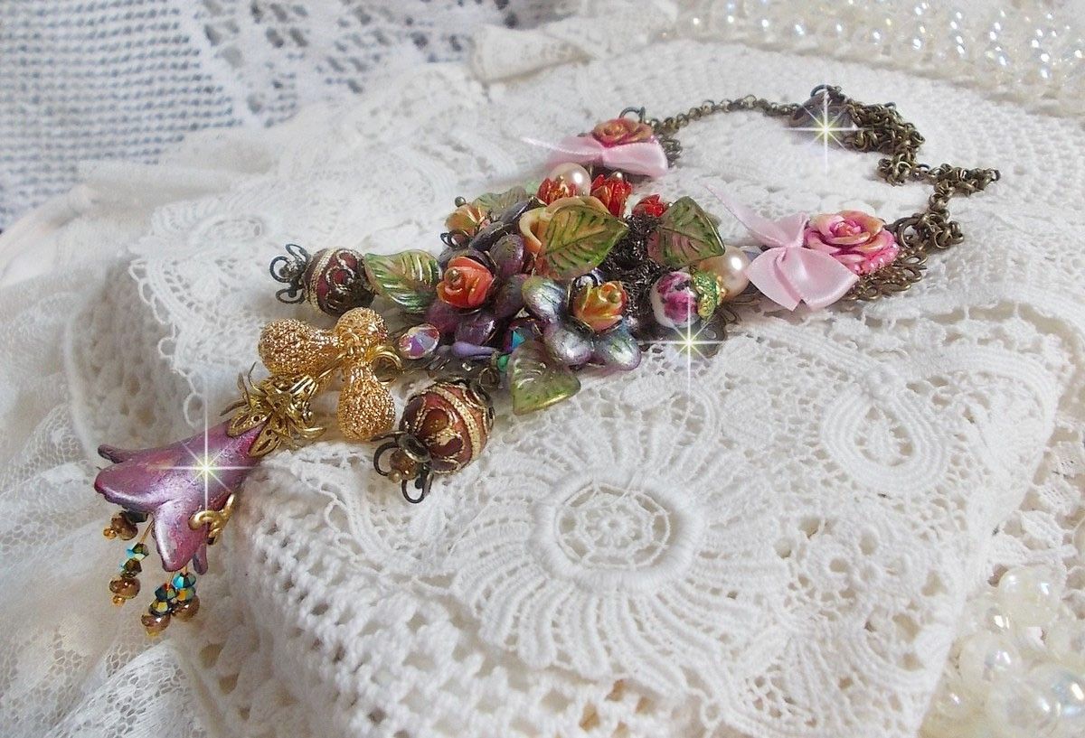 Collier Lisère de Forêt Fleurie mi-long, céramique, cristaux, fleurs, perles, breloques, accessoires Laiton et métal, une belle forêt !	