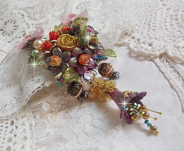 Collier Lis&egrave;re de For&ecirc;t Fleurie mi-long, c&eacute;ramique, cristaux, fleurs, perles, breloques, accessoires Laiton et m&eacute;tal, une belle for&ecirc;t !	