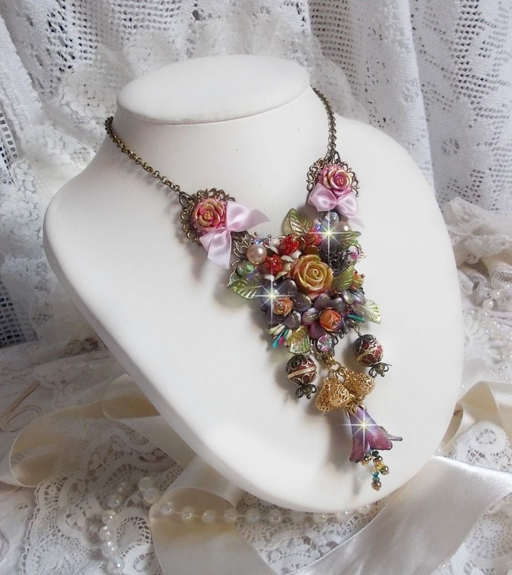 Collier Lisère de Forêt Fleurie mi-long, céramique, cristaux, fleurs, perles, breloques, accessoires Laiton et métal, une belle forêt !	