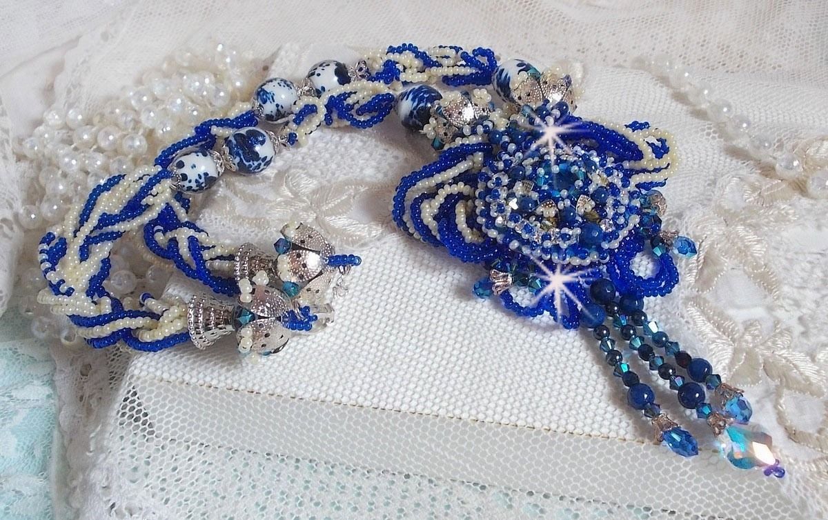 Collar Lotus Flowers bordado con perlas venecianas azul Capri/blanco y cristales de Swarovski