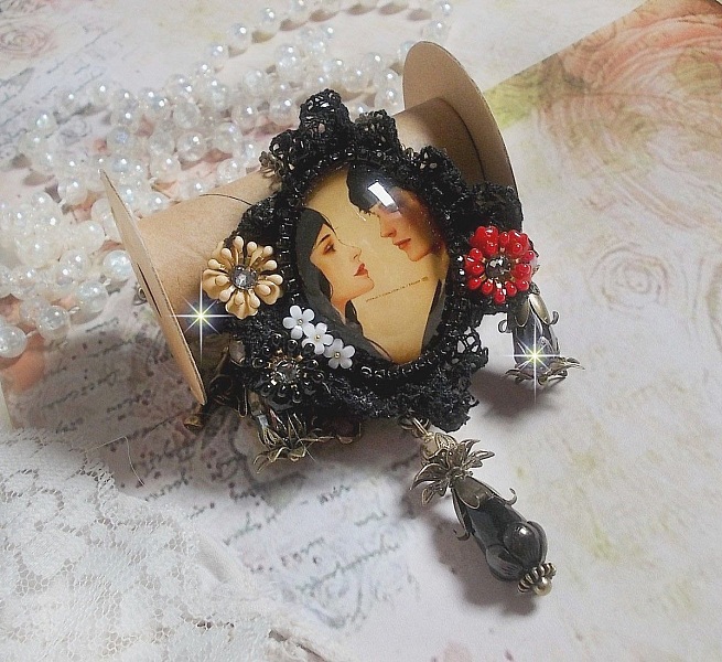 Collar Love Romance creado con cristales, un cabuj&oacute;n ovalado que representa a dos mujeres, cuarzo, hematites, perlas doradas y otros accesorios