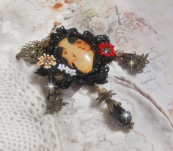 Collar Love Romance creado con cristales, un cabuj&oacute;n ovalado que representa a dos mujeres, cuarzo, hematites, perlas doradas y otros accesorios