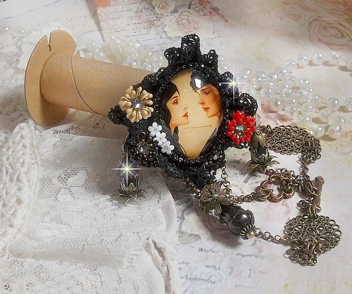 Collar Love Romance creado con cristales, un cabuj&oacute;n ovalado que representa a dos mujeres, cuarzo, hematites, perlas doradas y otros accesorios