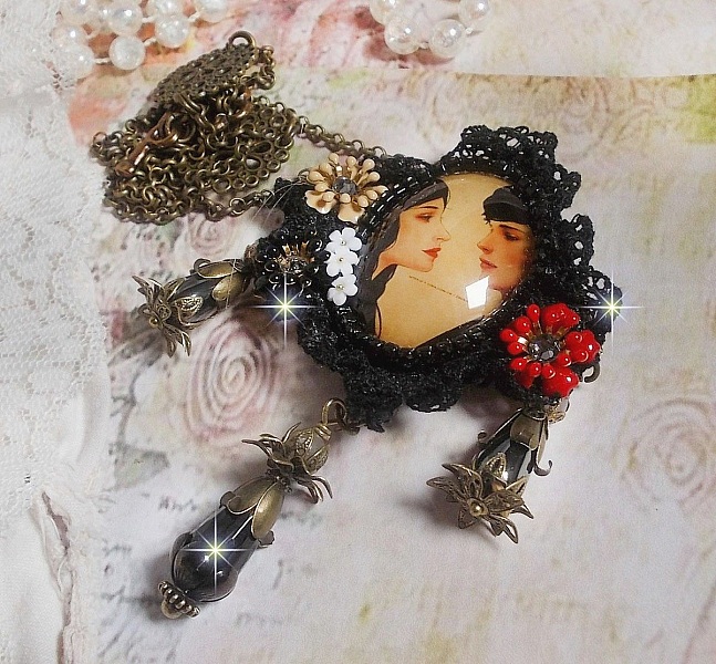 Collar Love Romance creado con cristales, un cabuj&oacute;n ovalado que representa a dos mujeres, cuarzo, hematites, perlas doradas y otros accesorios