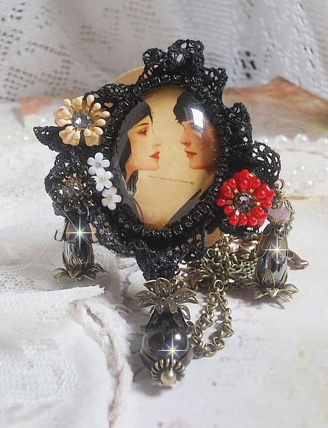 Collar Love Romance creado con cristales, un cabuj&oacute;n ovalado que representa a dos mujeres, cuarzo, hematites, perlas doradas y otros accesorios