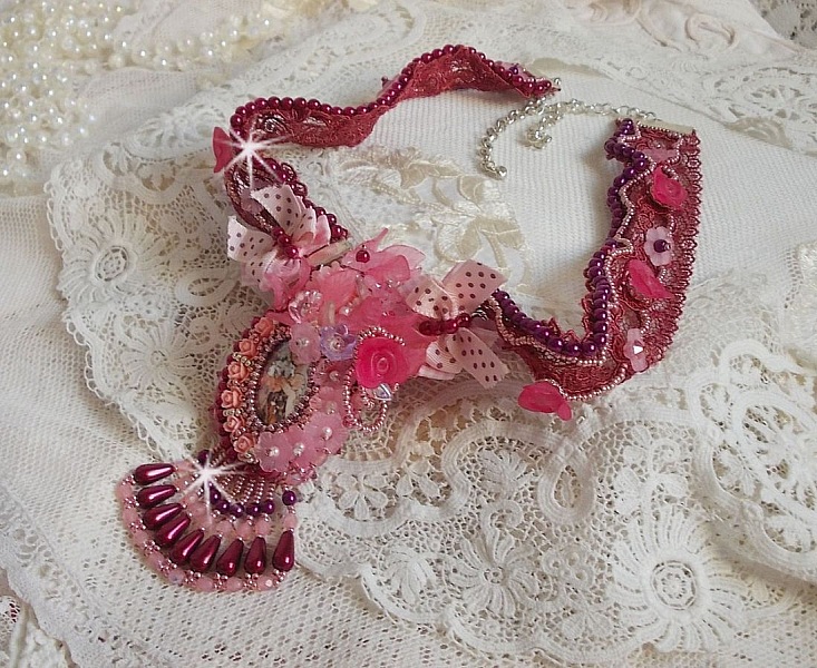 Collier Magnolia avec une dentelle bordeaux tr&egrave;s fine avec des cristaux de Swarovski