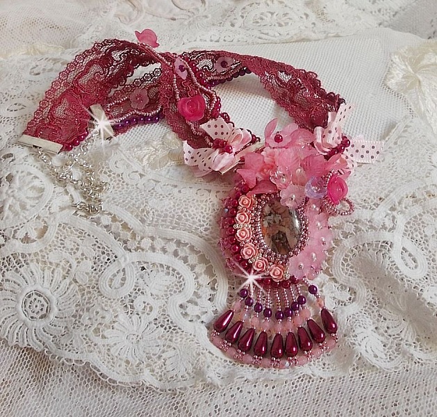 Collier Magnolia avec une dentelle bordeaux tr&egrave;s fine avec des cristaux de Swarovski