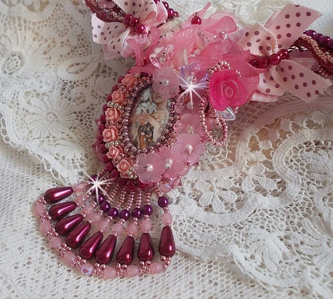 Collier Magnolia avec une dentelle bordeaux tr&egrave;s fine avec des cristaux de Swarovski