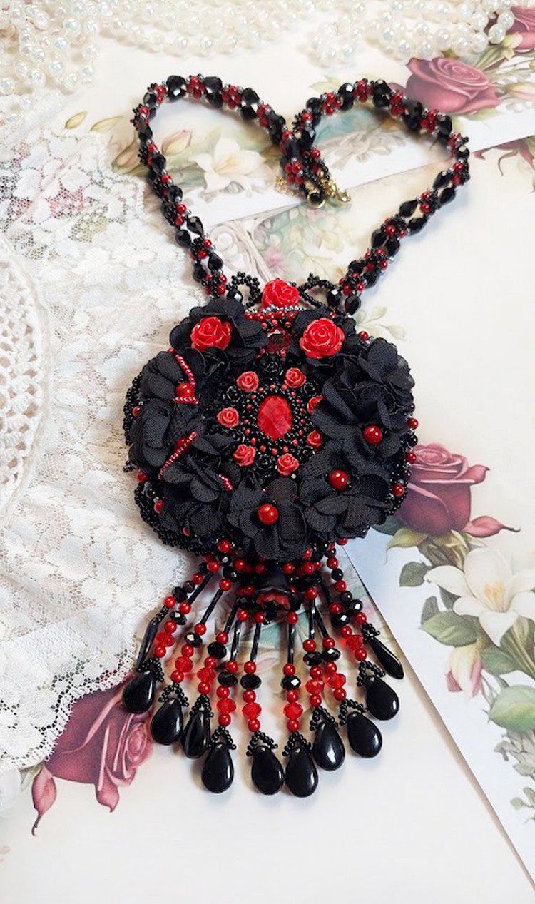Collar Midnight in Paris bordado con cristales de Swarovski, rosas de resina, cuentas de semillas y puñales negros