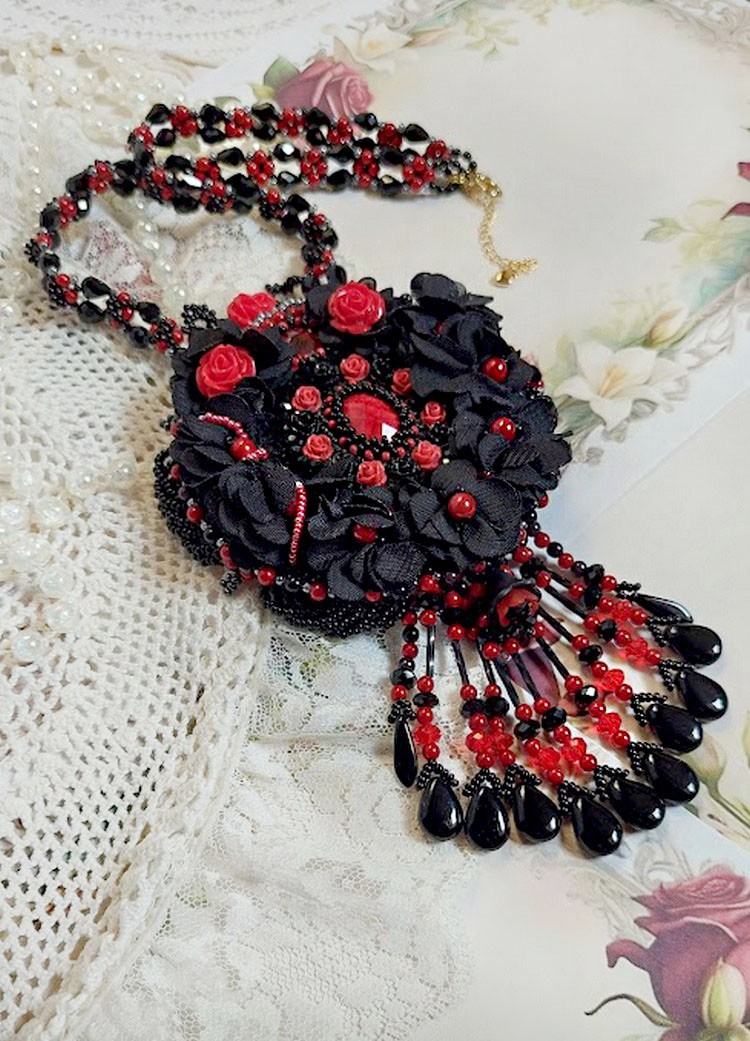 Collar Midnight in Paris bordado con cristales de Swarovski, rosas de resina, cuentas de semillas y puñales negros
