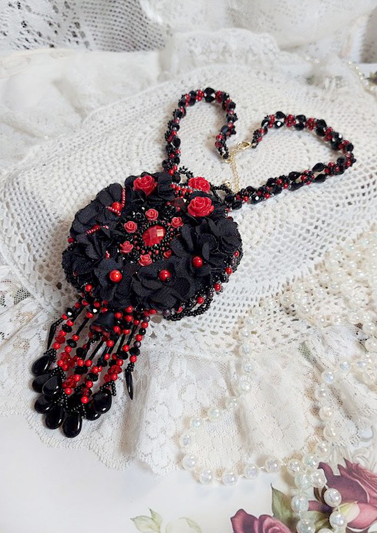 Collar Midnight in Paris bordado con cristales de Swarovski, rosas de resina, cuentas de semillas y puñales negros