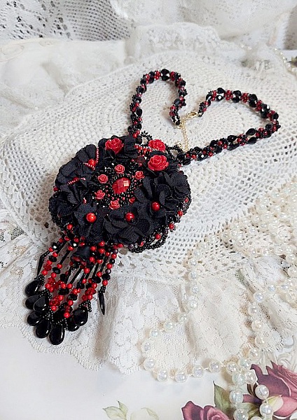 Collar Midnight in Paris bordado con cristales de Swarovski, rosas de resina, cuentas de semillas y pu&ntilde;ales negros