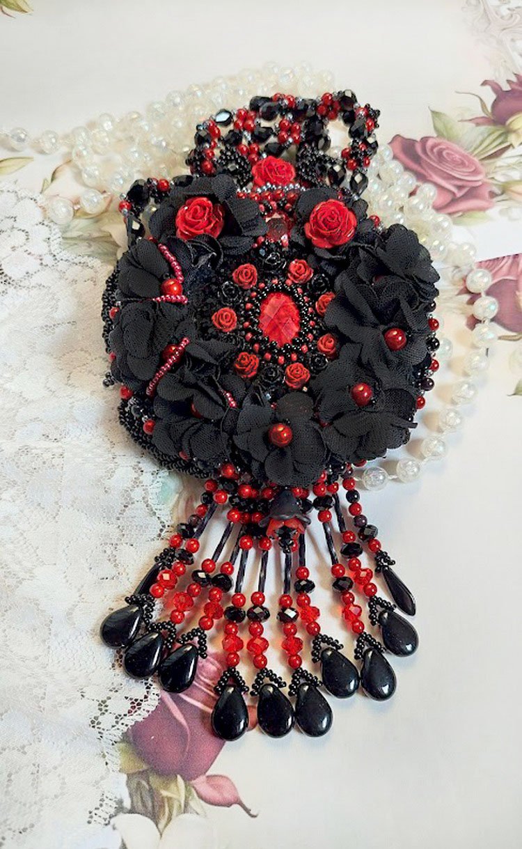 Collar Midnight in Paris bordado con cristales de Swarovski, rosas de resina, cuentas de semillas y puñales negros