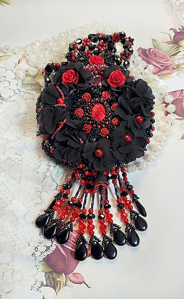 Collar Midnight in Paris bordado con cristales de Swarovski, rosas de resina, cuentas de semillas y pu&ntilde;ales negros