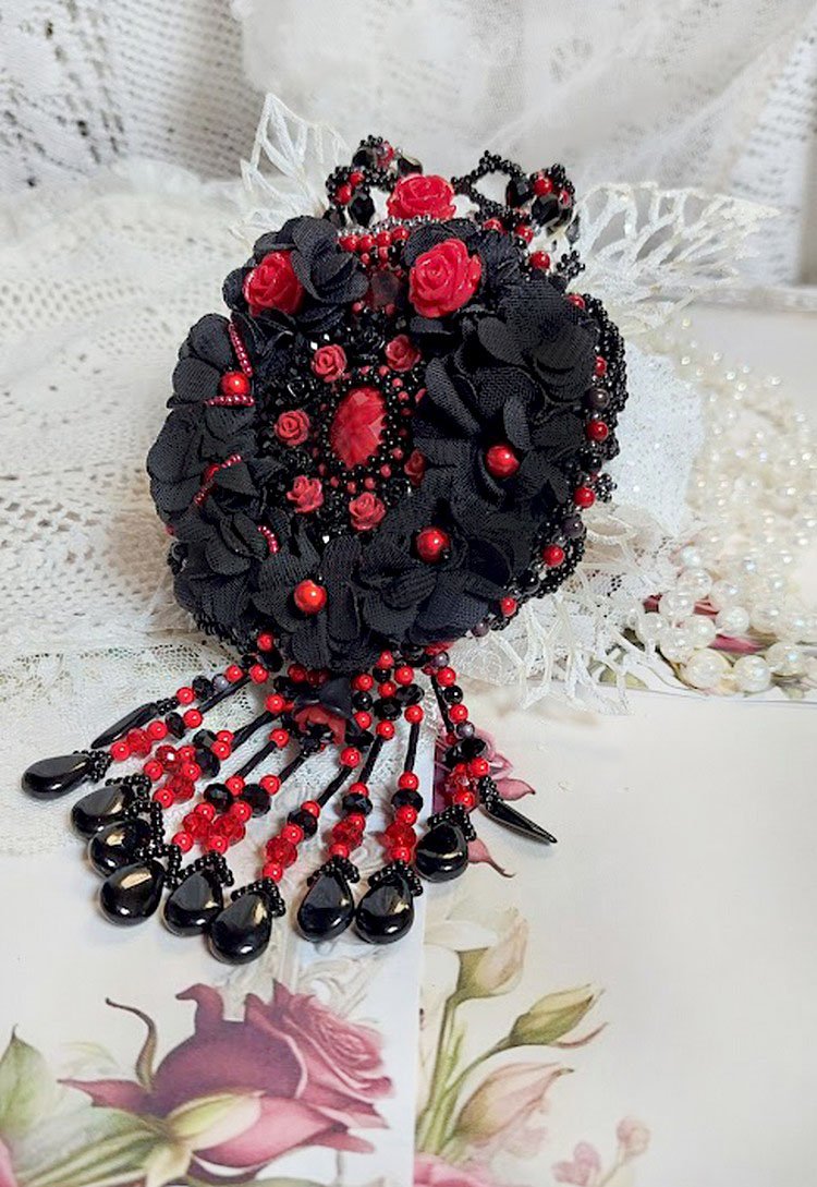 Collar Midnight in Paris bordado con cristales de Swarovski, rosas de resina, cuentas de semillas y puñales negros
