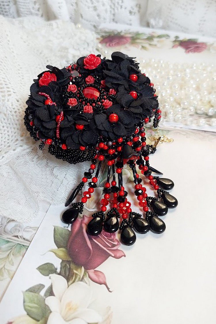 Collar Midnight in Paris bordado con cristales de Swarovski, rosas de resina, cuentas de semillas y puñales negros