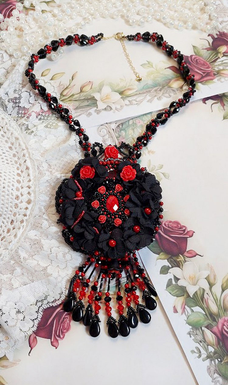 Collar Midnight in Paris bordado con cristales de Swarovski, rosas de resina, cuentas de semillas y puñales negros