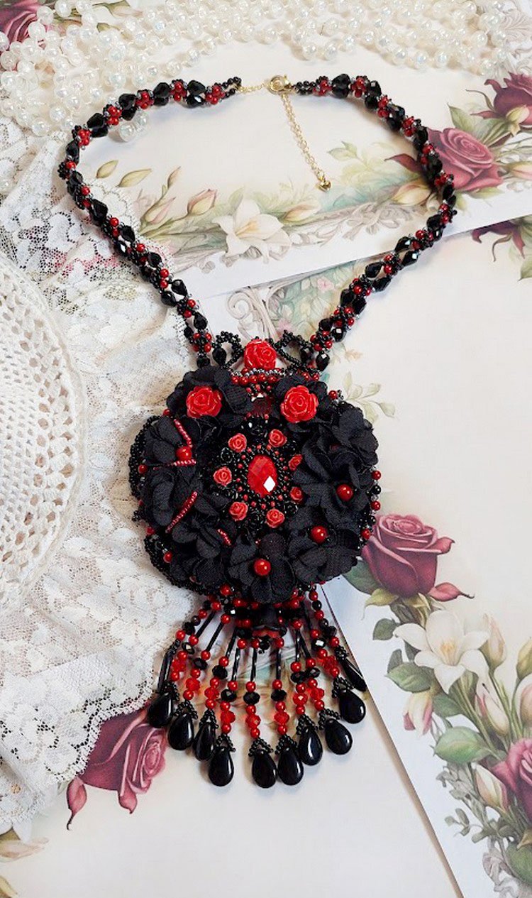 Collar Midnight in Paris bordado con cristales de Swarovski, rosas de resina, cuentas de semillas y puñales negros