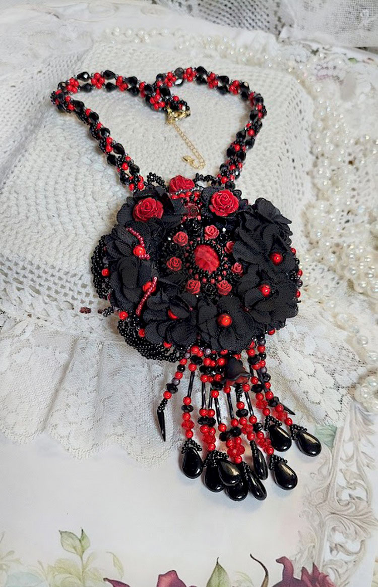 Collar Midnight in Paris bordado con cristales de Swarovski, rosas de resina, cuentas de semillas y puñales negros