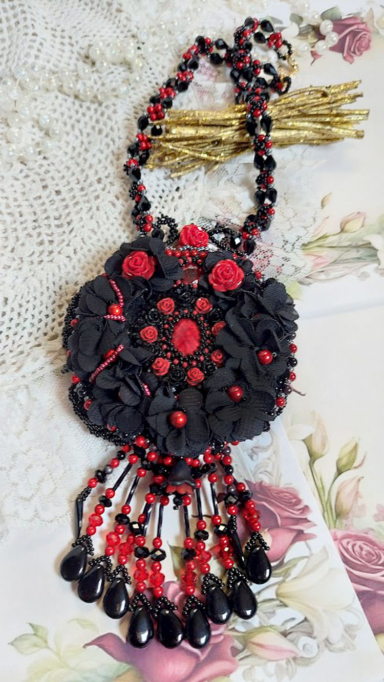 Collar Midnight in Paris bordado con cristales de Swarovski, rosas de resina, cuentas de semillas y puñales negros