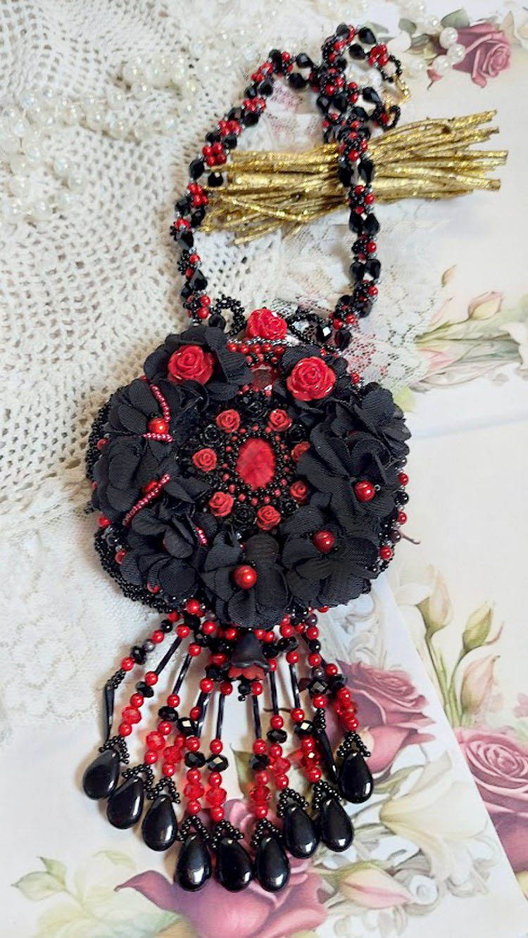 Collar Midnight in Paris bordado con cristales de Swarovski, rosas de resina, cuentas de semillas y puñales negros