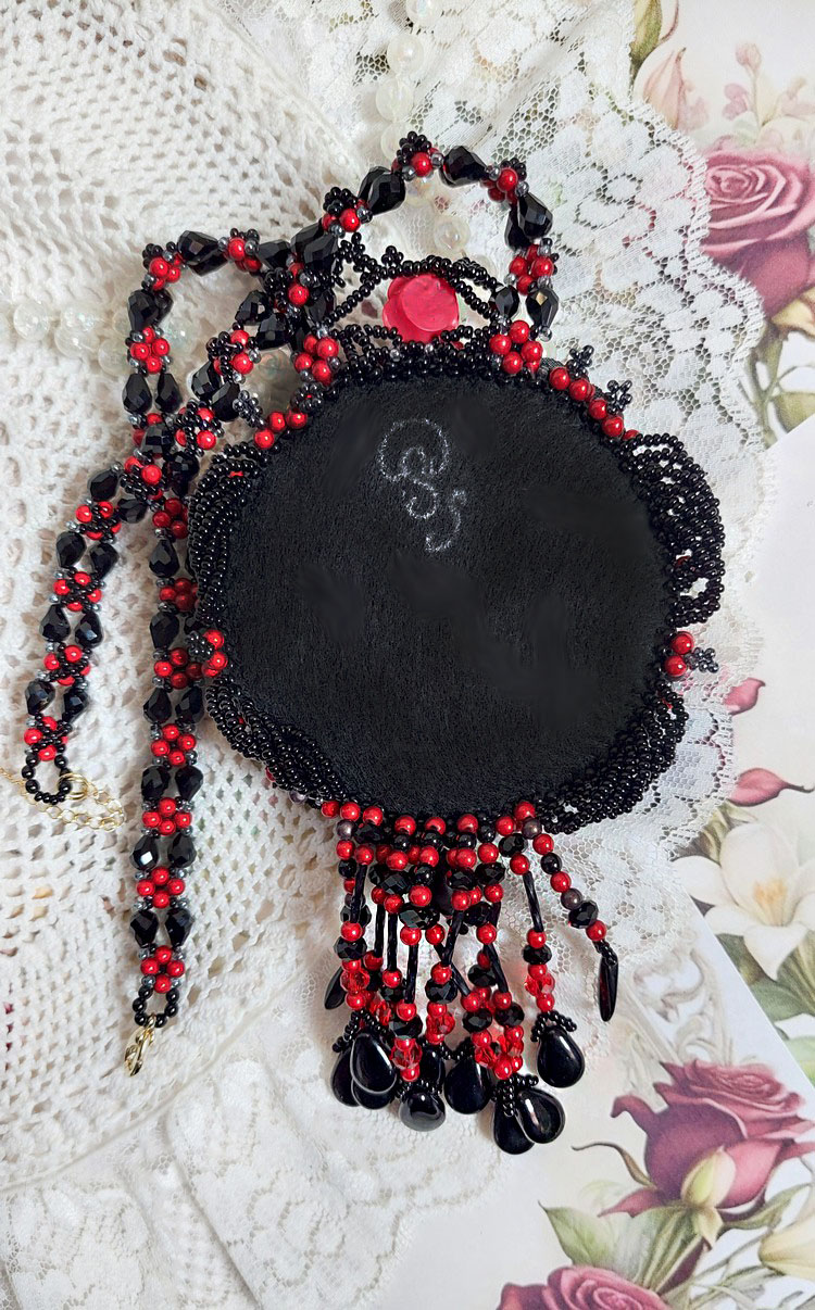 Collar Midnight in Paris bordado con cristales de Swarovski, rosas de resina, cuentas de semillas y puñales negros