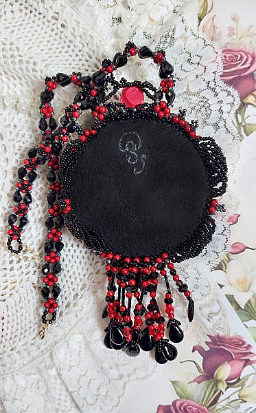 Collar Midnight in Paris bordado con cristales de Swarovski, rosas de resina, cuentas de semillas y pu&ntilde;ales negros