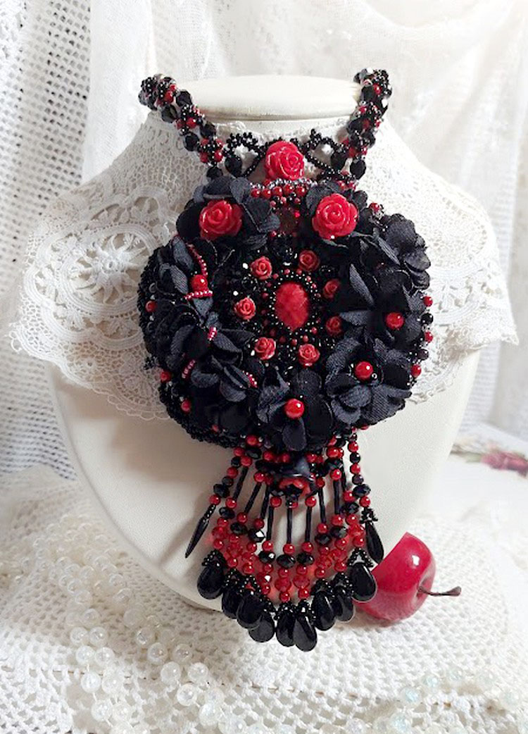 Collar Midnight in Paris bordado con cristales de Swarovski, rosas de resina, cuentas de semillas y puñales negros