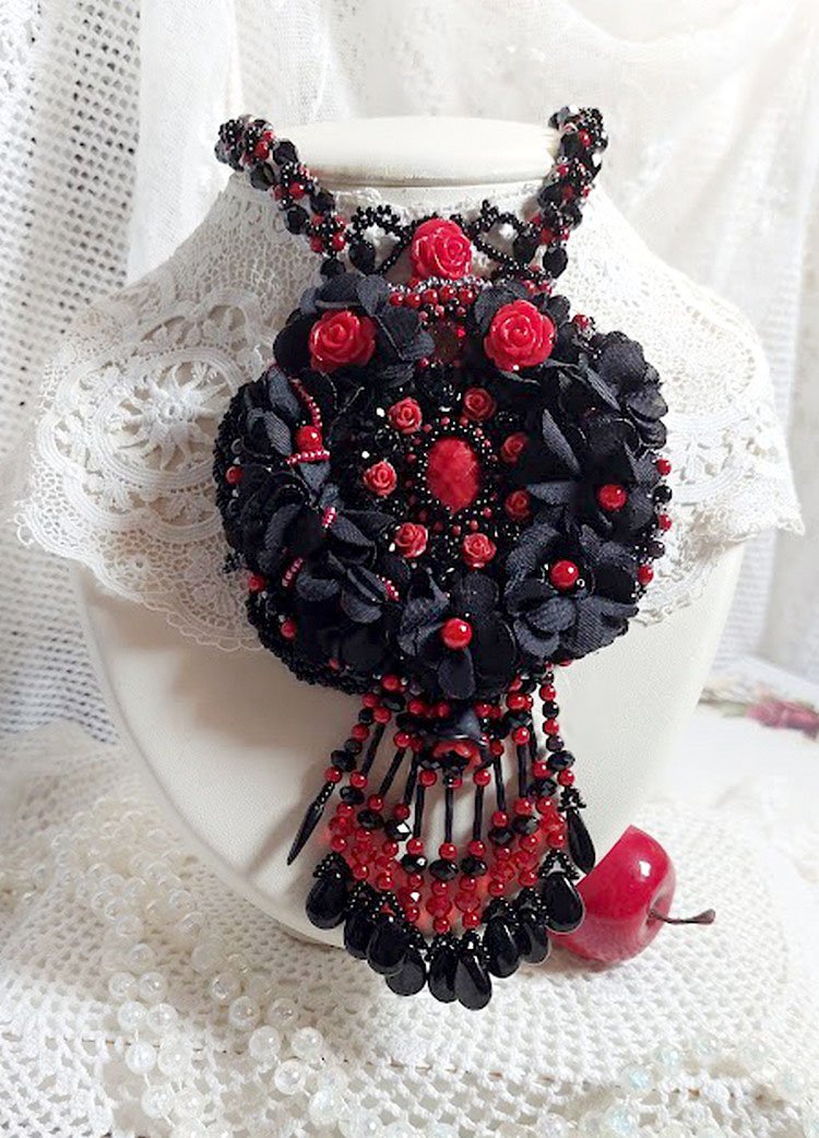 Collar Midnight in Paris bordado con cristales de Swarovski, rosas de resina, cuentas de semillas y puñales negros