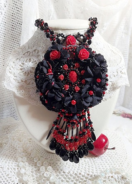 Collar Midnight in Paris bordado con cristales de Swarovski, rosas de resina, cuentas de semillas y pu&ntilde;ales negros