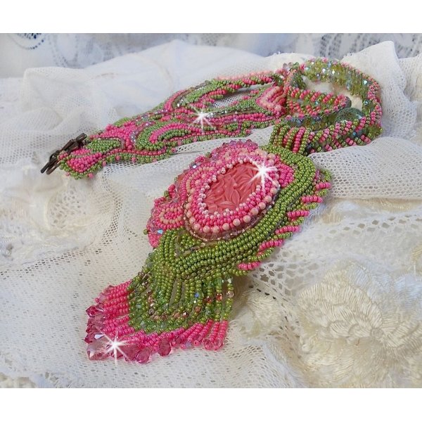 Collar Miss Lady bordado con rocallas verdes y rosas y un cabuj&oacute;n de resina