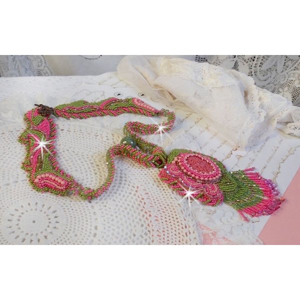 Collar Miss Lady bordado con rocallas verdes y rosas y un cabujón de resina