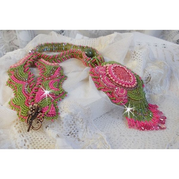 Collar Miss Lady bordado con rocallas verdes y rosas y un cabuj&oacute;n de resina