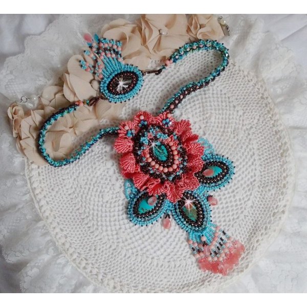 Collar Na&iuml;ade Haute-Couture realizado con cabujones de turquesa, cristales PureCrystal, encaje y abalorios varios