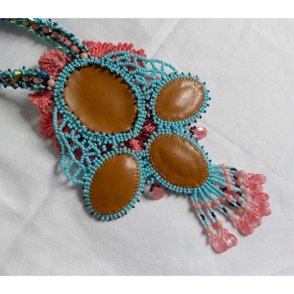 Collar Na&iuml;ade Haute-Couture realizado con cabujones de turquesa, cristales PureCrystal, encaje y abalorios varios