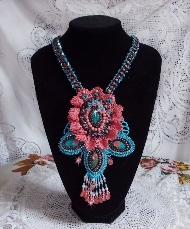 Collar Naïade Haute-Couture realizado con cabujones de turquesa, cristales PureCrystal, encaje y abalorios varios