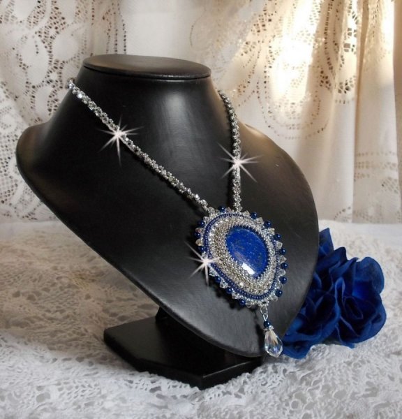 Collar Nilo Azul bordado con un cabuj&oacute;n de pera Lapisl&aacute;zuli y cristales Swarovski