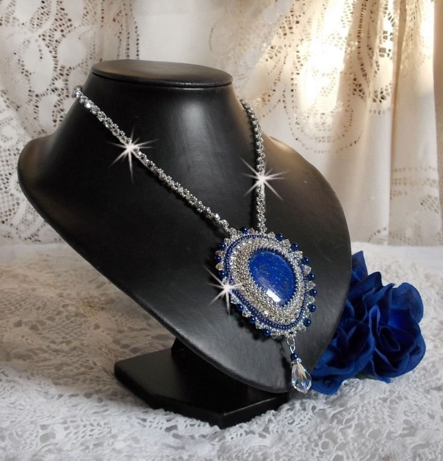 Collar Nilo Azul bordado con un cabujón de pera Lapislázuli y cristales Swarovski