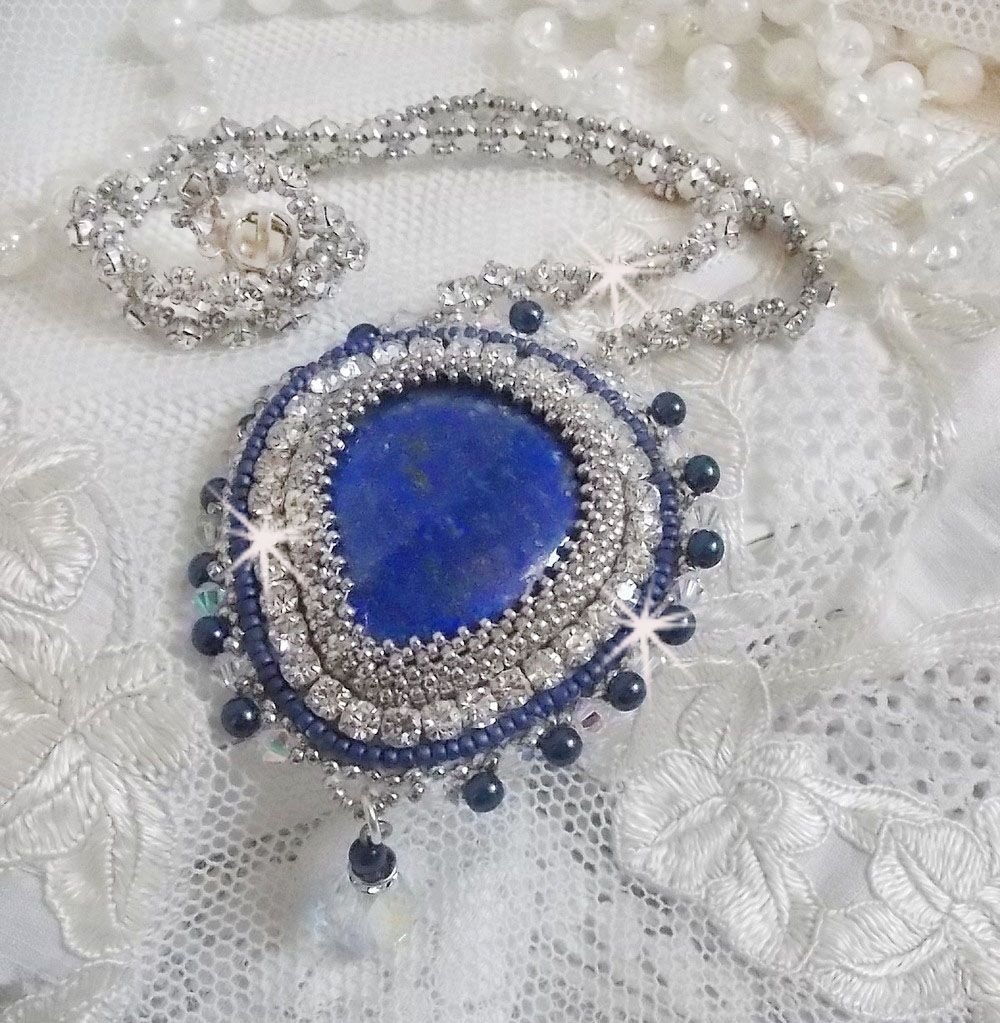 Collar Nilo Azul bordado con un cabujón de pera Lapislázuli y cristales Swarovski