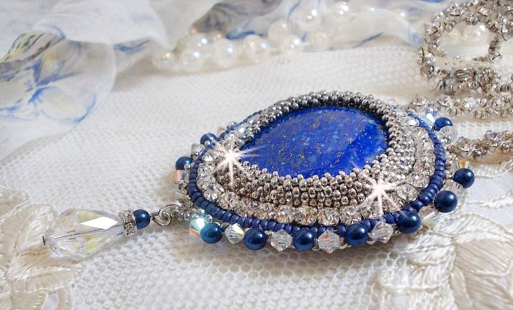 Collar Nilo Azul bordado con un cabujón de pera Lapislázuli y cristales Swarovski