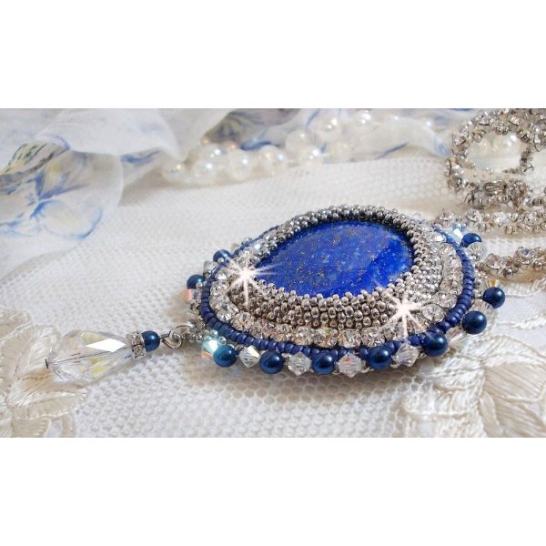 Collar Nilo Azul bordado con un cabujón de pera Lapislázuli y cristales Swarovski