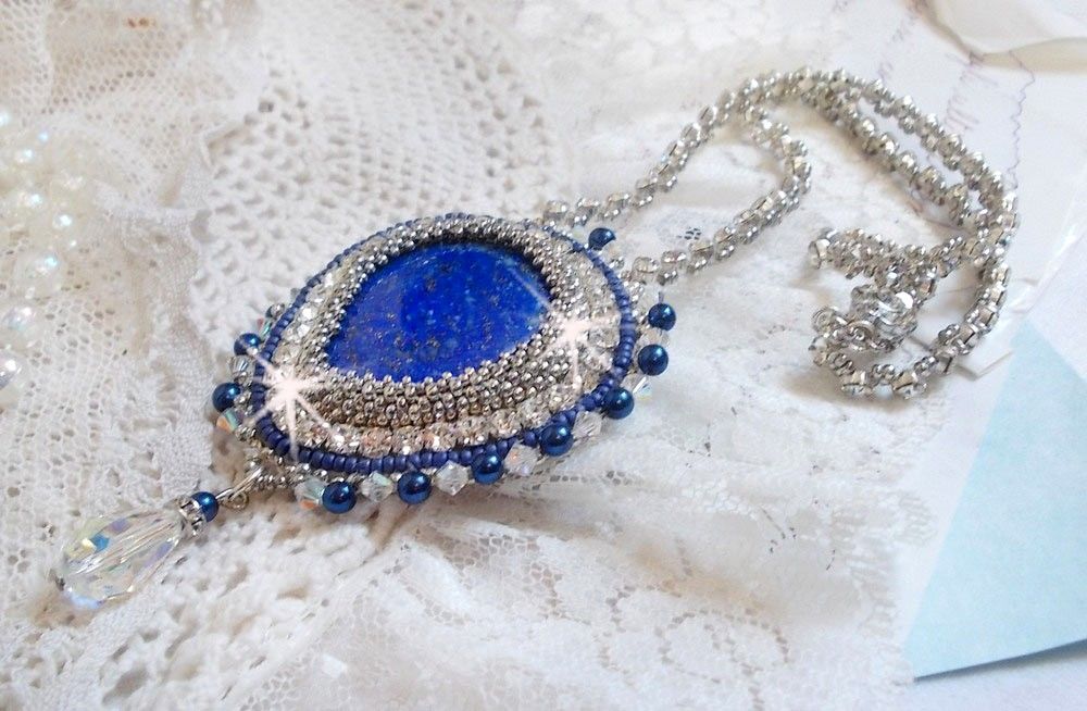 Collar Nilo Azul bordado con un cabujón de pera Lapislázuli y cristales Swarovski