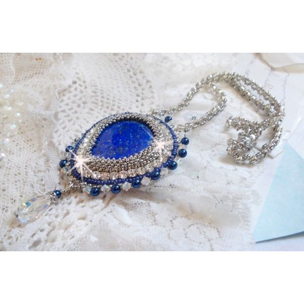 Collar Nilo Azul bordado con un cabujón de pera Lapislázuli y cristales Swarovski