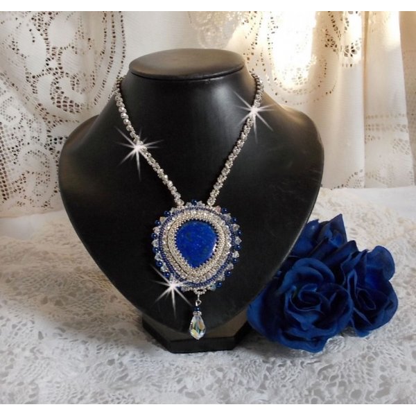 Collar Nilo Azul bordado con un cabuj&oacute;n de pera Lapisl&aacute;zuli y cristales Swarovski