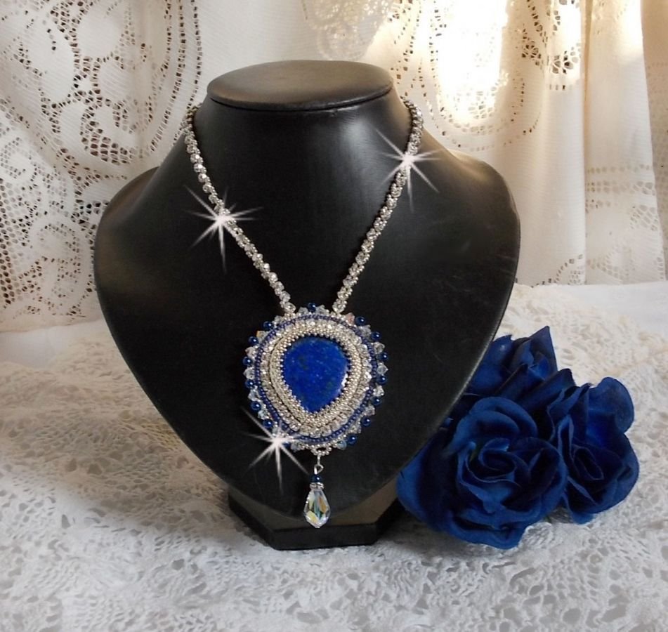 Collar Nilo Azul bordado con un cabujón de pera Lapislázuli y cristales Swarovski