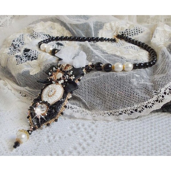 Collar Vintage Sacred Black Haute-Couture bordado con cristales Swarovski, cinta de organza y cuentas Miyuki