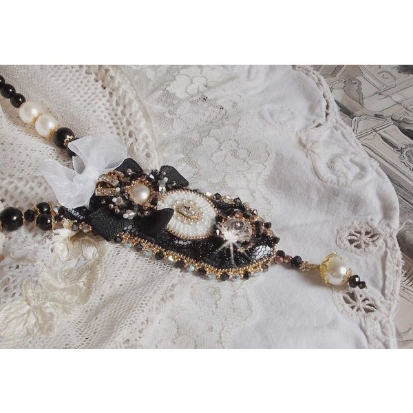 Collar Vintage Sacred Black Haute-Couture bordado con cristales Swarovski, cinta de organza y cuentas Miyuki