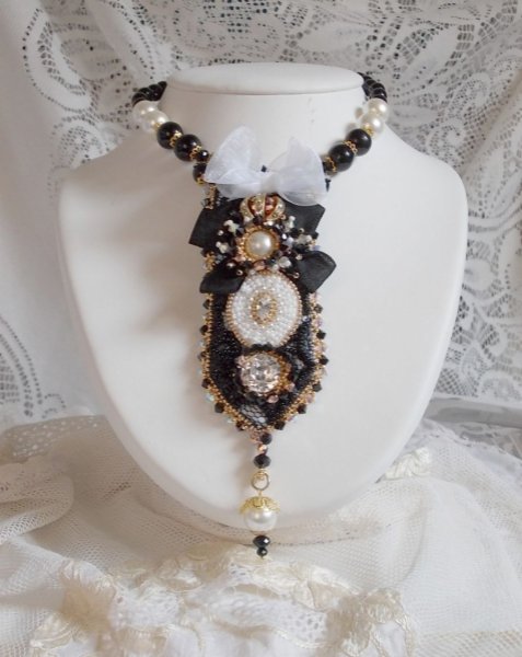 Collar Vintage Sacred Black Haute-Couture bordado con cristales Swarovski, cinta de organza y cuentas Miyuki